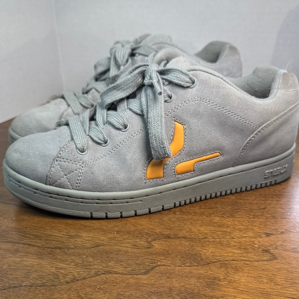 Sneaux Womens Skateboard Shoes Sneakers, Gray Suede w/ Yellow, sz 9